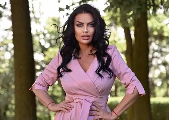 Tashqarida pushti DANA Collection ko‘ylagidagi model