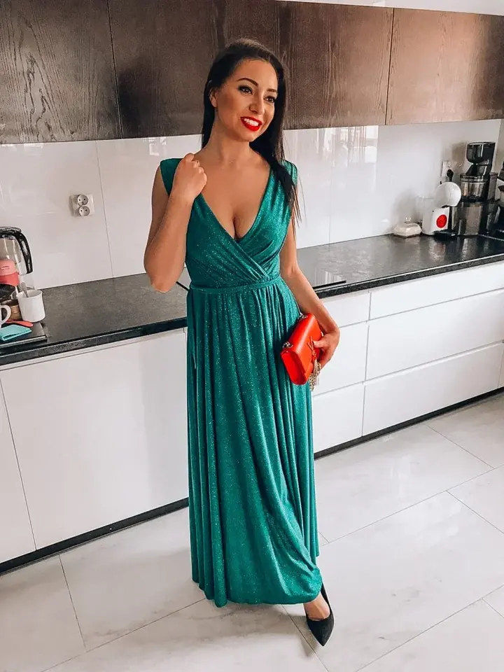DANA Collection uzun yashil ko‘ylagidagi model